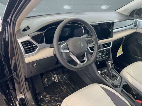 New 2026 Volkswagen Taos SE image 4