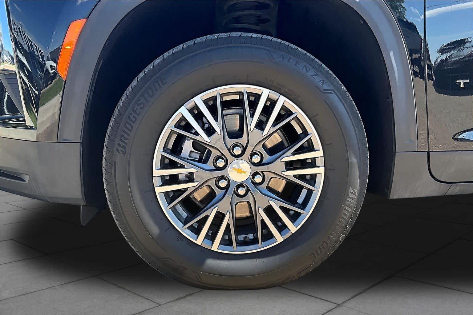 Used 2026 Chevrolet Traverse LT FWD image 11