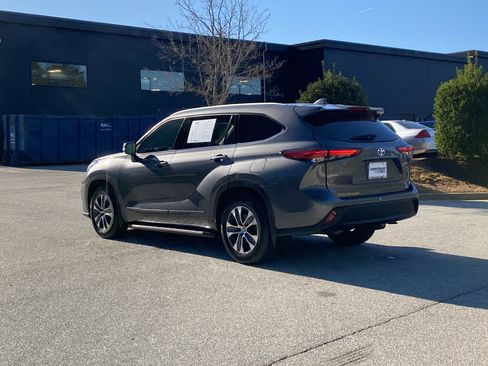 Used 2022 Toyota Highlander XLE image 16