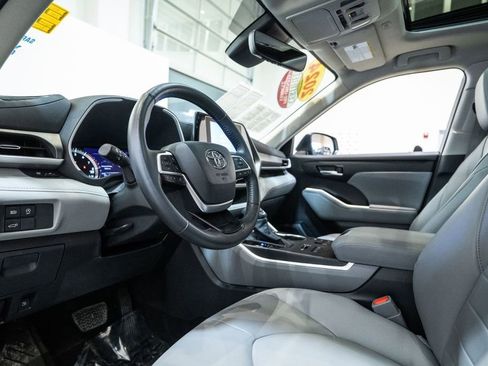 Certified 2024 Toyota Highlander XLE image 13