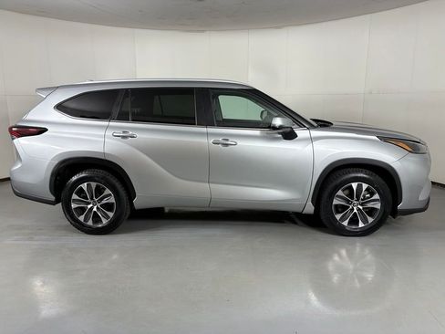 Used 2024 Toyota Highlander XLE FWD image 9
