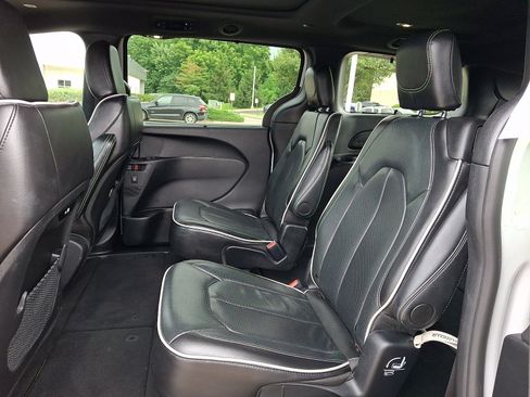 Used 2025 Chrysler Pacifica Limited FWD image 10
