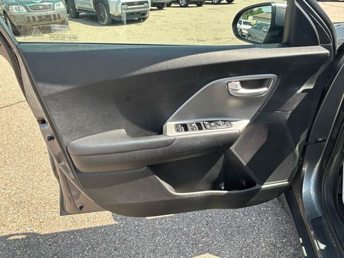 Used 2017 Kia Niro LX FWD image 14