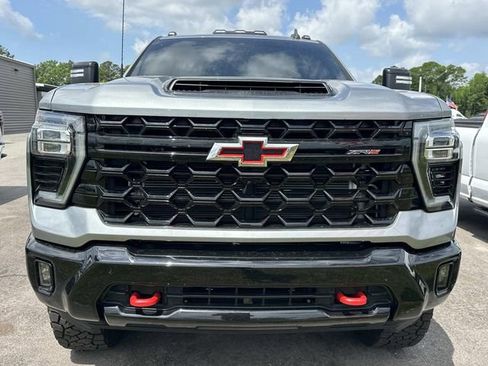 Used 2024 Chevrolet Silverado 2500 ZR2 w/ Technology Package AWD/4WD image 3