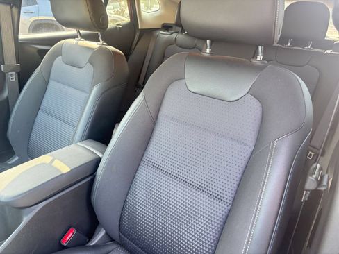 Used 2025 Chevrolet Trax LT w/ LT Convenience Package FWD image 34