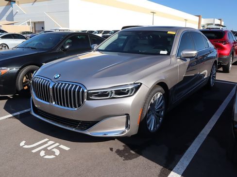 Used 2022 BMW 740i w/ Premium Package RWD image 2
