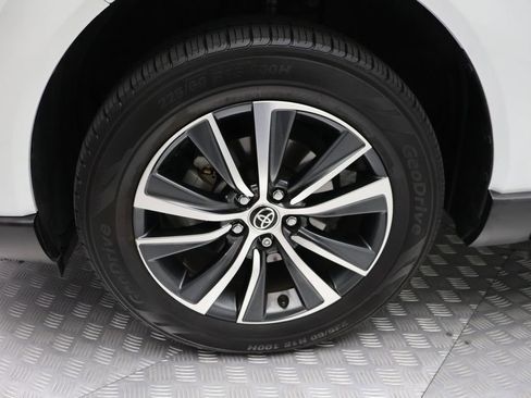 Certified 2023 Toyota Venza LE image 4