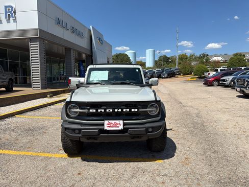 Used 2022 Ford Bronco Outer Banks w/ Sasquatch Package AWD/4WD image 2