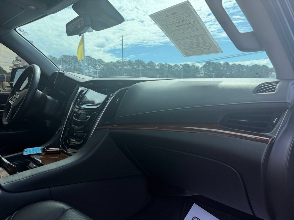 Used 2020 Cadillac Escalade ESV Premium Luxury AWD/4WD image 16