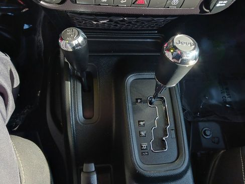 Used 2018 Jeep Wrangler Unlimited Sahara w/ Connectivity Group image 29