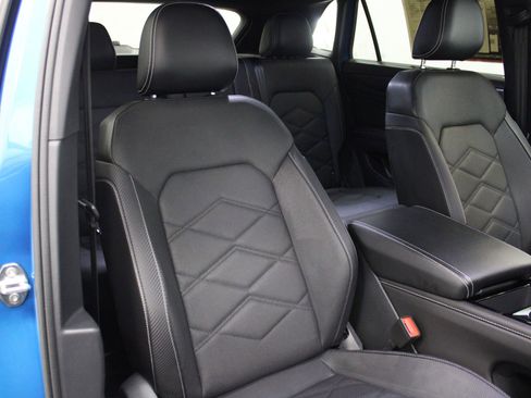 Used 2024 Volkswagen Atlas Cross Sport SE image 31