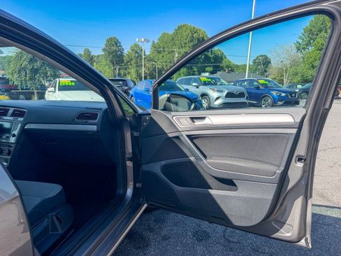 Used 2016 Volkswagen e-Golf SE FWD image 15