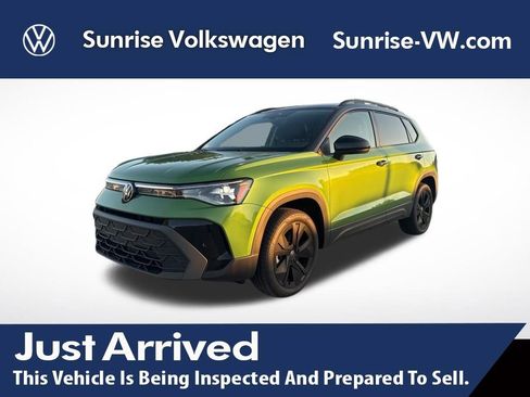 Used 2025 Volkswagen Taos SE image 1