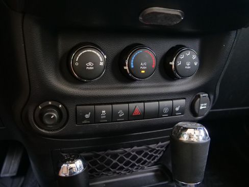 Used 2015 Jeep Wrangler Unlimited Sahara w/ Connectivity Group AWD/4WD image 17