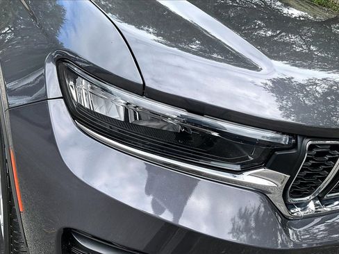 Used 2024 Jeep Grand Cherokee Laredo X image 29