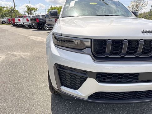 New 2026 Jeep Grand Cherokee Altitude image 9