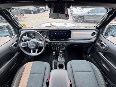 Used 2025 Jeep Wrangler Unlimited Sahara AWD/4WD image 10
