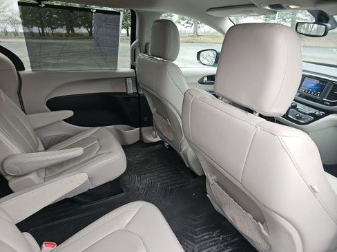 Used 2018 Chrysler Pacifica Touring-L FWD image 17