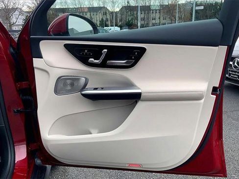 Used 2025 Mercedes-Benz GLC 300 4MATIC image 19