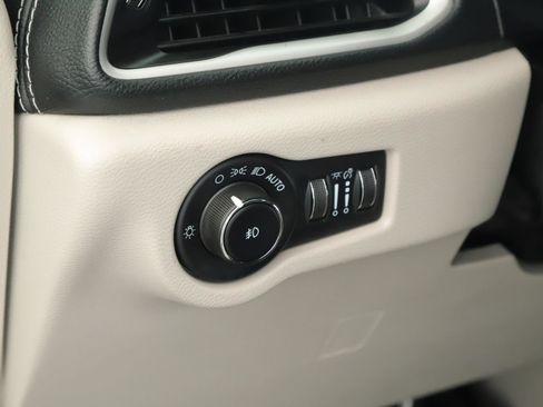 Used 2022 Chrysler Pacifica Touring-L image 7