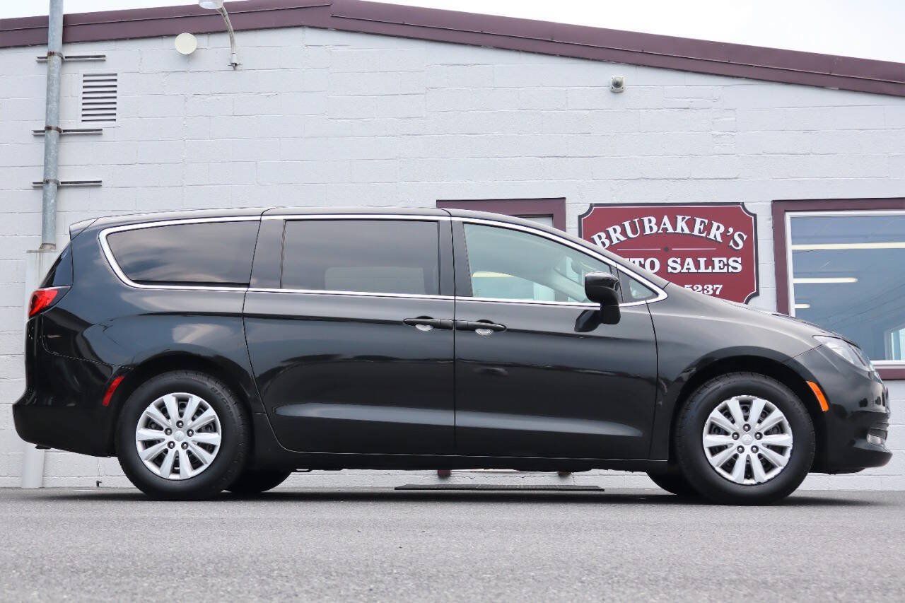 Used 2020 Chrysler Voyager L FWD image 7