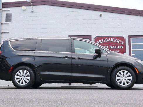 Used 2020 Chrysler Voyager L FWD image 7