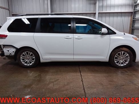 Used 2012 Toyota Sienna XLE w/ Entertainment Pkg image 6