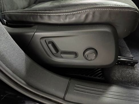 Used 2019 Volvo XC40 T5 R-Design image 25