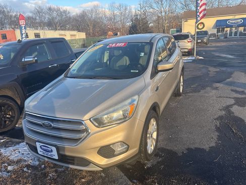 Used 2017 Ford Escape SE image 2