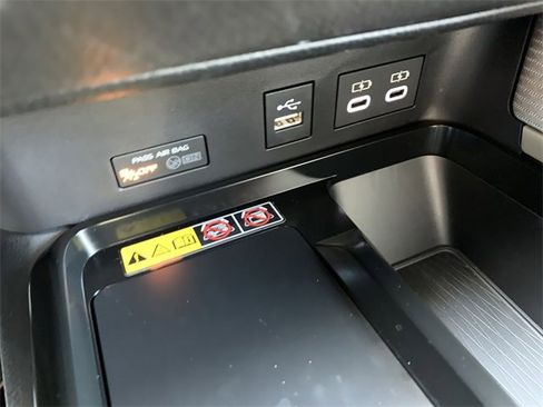 Used 2025 Toyota Camry SE image 27