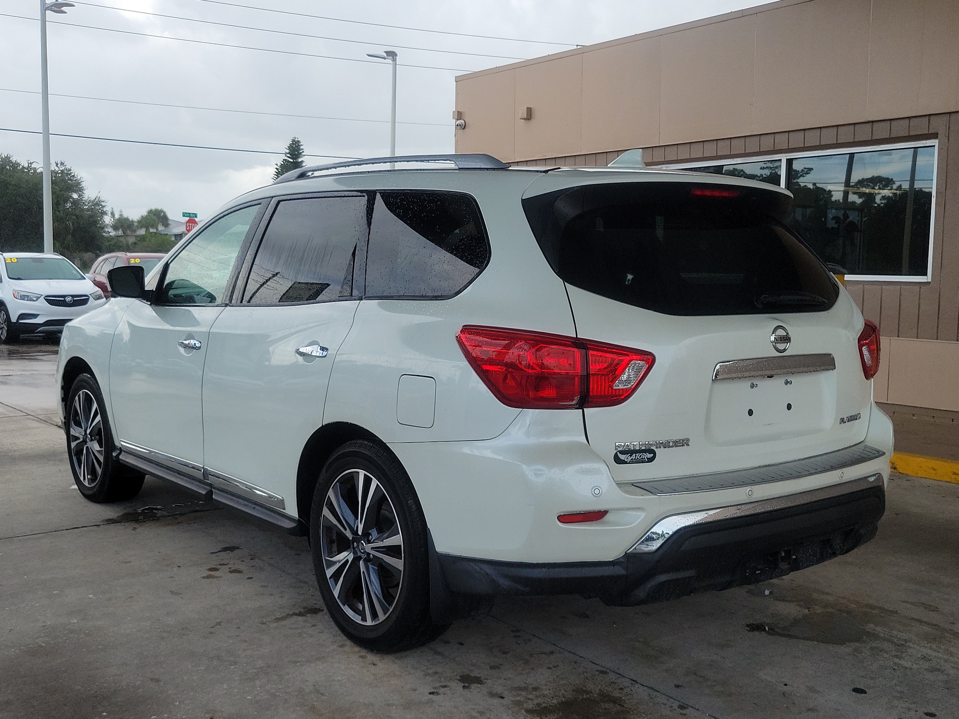 Used 2020 Nissan Pathfinder Platinum FWD image 3
