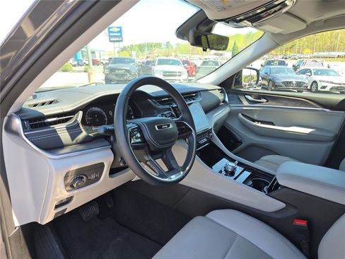 Used 2022 Jeep Grand Cherokee Overland w/ Luxury Tech Group IV image 23