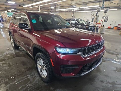 Used 2023 Jeep Grand Cherokee Laredo w/ Luxury Tech Group I AWD/4WD image 3
