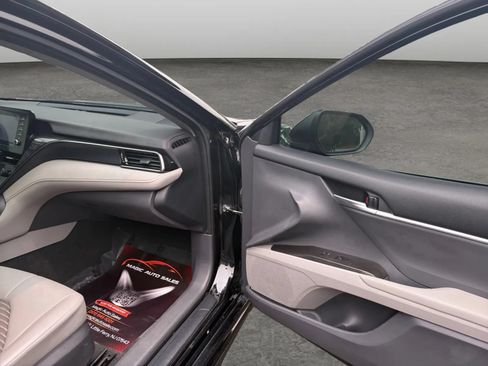 Used 2022 Toyota Camry SE FWD image 19