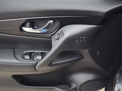 Used 2019 Nissan Rogue SL w/ Premium Package image 22