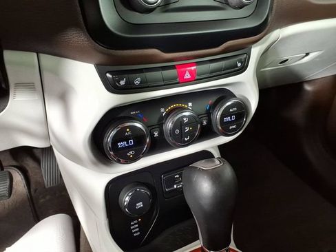 Used 2015 Jeep Renegade Limited AWD/4WD image 19