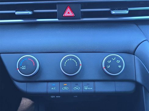 Used 2025 Hyundai Elantra SE image 23