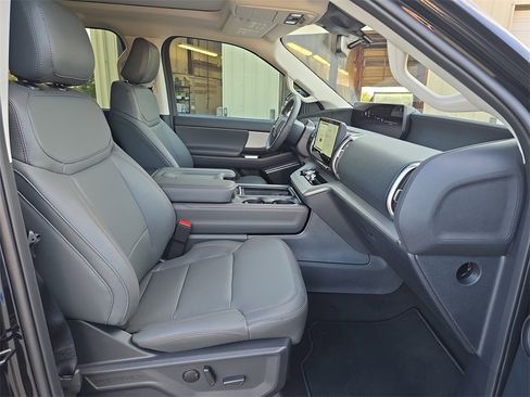 New 2025 Ford Expedition Active image 10