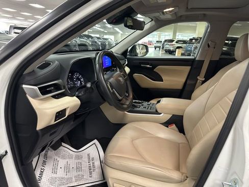 Used 2023 Toyota Highlander XLE AWD/4WD image 9