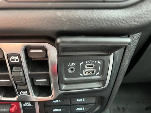 Used 2024 Jeep Gladiator Sport AWD/4WD image 6