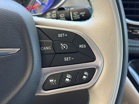 Used 2017 Chrysler Pacifica Platinum FWD image 31