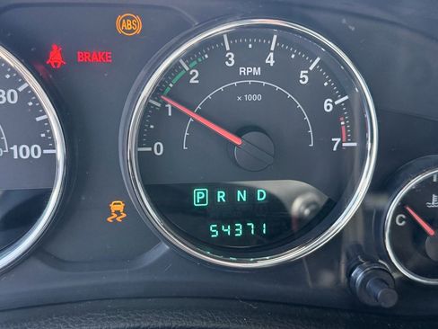 Used 2014 Jeep Wrangler Unlimited Rubicon w/ Connectivity Group image 11