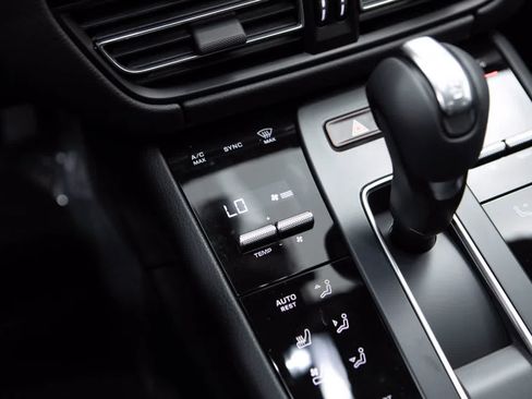 Certified 2026 Porsche Macan AWD/4WD image 26