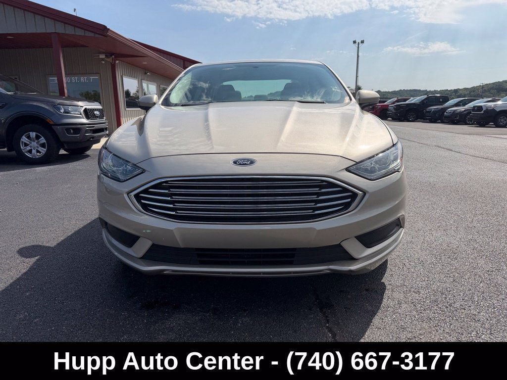 Used 2017 Ford Fusion SE w/ Fusion SE Technology Package FWD image 2