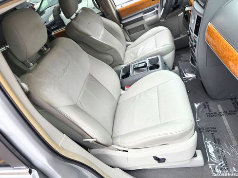 Used 2008 Chrysler Town & Country Limited w/ Entertainment Group #3 FWD image 30