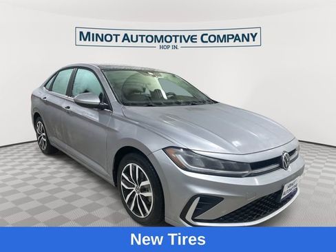 Used 2025 Volkswagen Jetta SE image 1