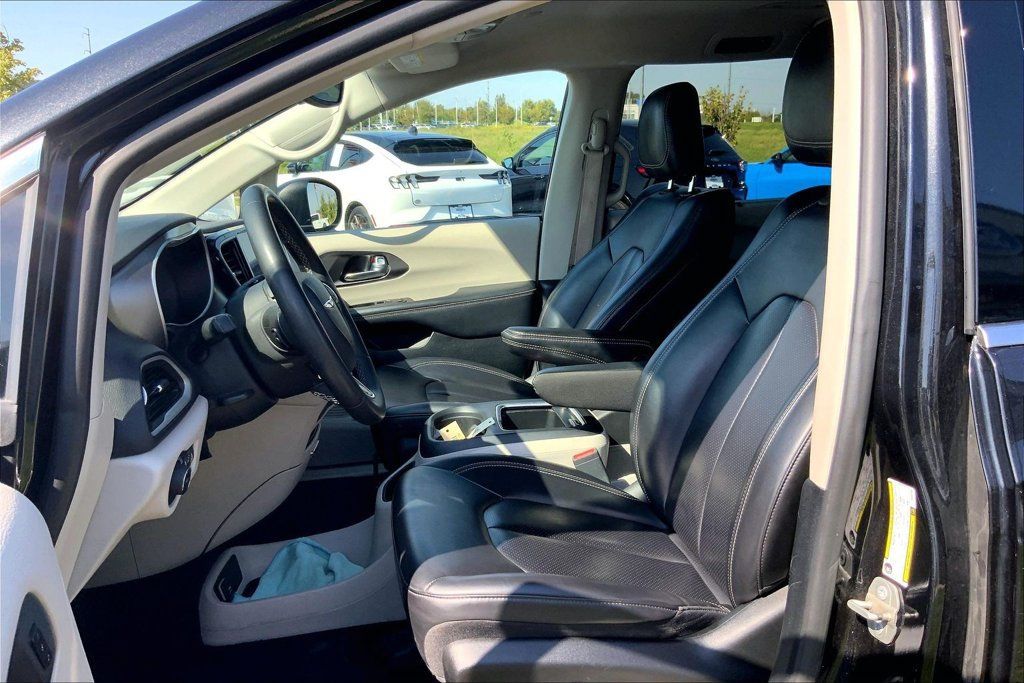 Used 2023 Chrysler Pacifica Touring-L FWD image 9
