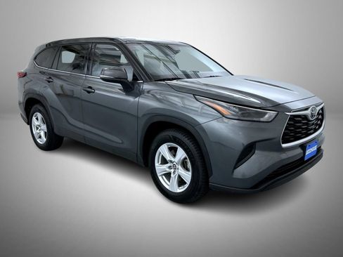 Used 2022 Toyota Highlander L FWD image 3