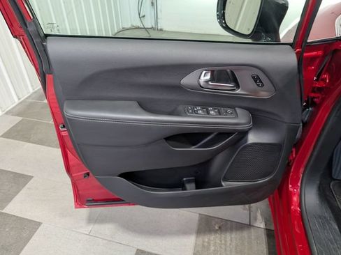 Used 2025 Chrysler Pacifica Select FWD image 13