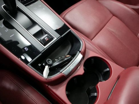 Certified 2022 Porsche Macan image 23